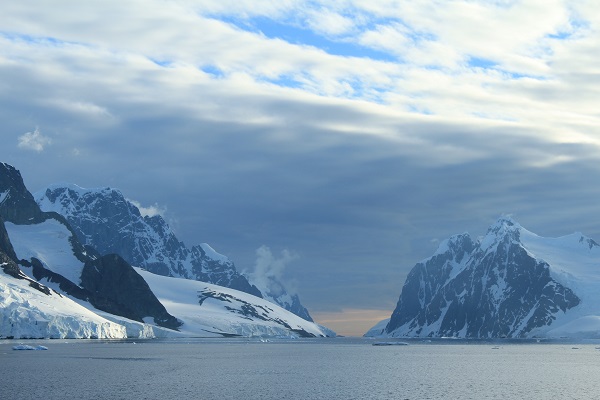 南極半島とブース島に挟まれた細長い「ルメール海峡」を北側から望む／工藤