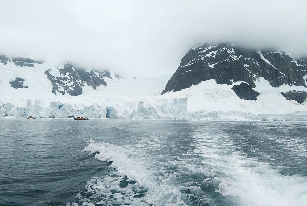 添乗員樋口／2018.01.23パラダイス湾／できる限り近づけば、そこは氷河の目前。崩れ落ちる轟音が辺り一面に響き渡ります。